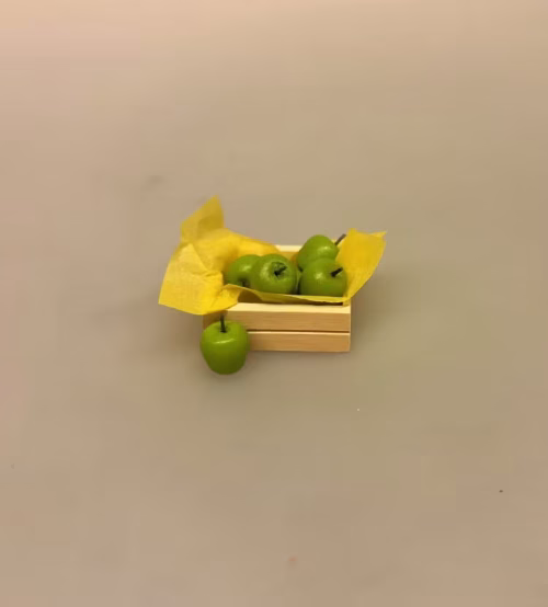 Kun én af hver - Miniature Trækasse med Granny Smith Æbler, æbler, æblekasse, minitature frugt grønt, grønthandler, 6 om dagen, nisser, nissedør, nisseting, nissetilbehør, dukkehusting, dukkehustilbehør, 1:12, sjov, tale, sang, symbolsk, gave, ide, mini, sættekasse, sætterkasse, sangskjuler, samler, birgitte frigast, biti, ribe,