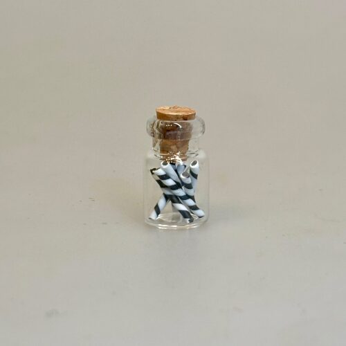 Miniature Glas med Bolchestænger Sort Hvid, lakrids, lakridsstænger, bolchestænger, snolder, fredagsslik, slikbutik, guf, lakridsbolsjer, slik, slikstokke, slikstænger, slikbutik, bland selv, bolcher, minature, butik, 1:12, nisser, nisseting, nissedør, nissetilbehør, dukkehus, dukkehusting,