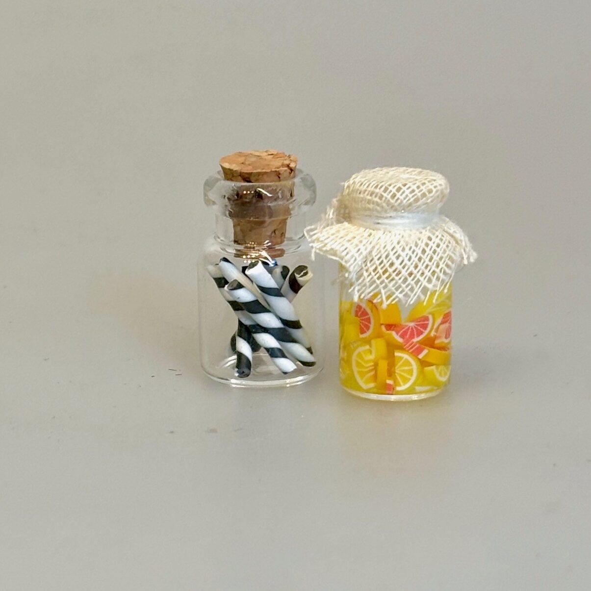 Miniature Glas med Citron Drops , Miniature Glas med Bolchestænger Sort Hvid, lakrids, lakridsstænger, bolchestænger, snolder, fredagsslik, slikbutik, guf, lakridsbolsjer, slik, slikstokke, slikstænger, slikbutik, bland selv, bolcher, minature, butik, 1:12, nisser, nisseting, nissedør, nissetilbehør, dukkehus, dukkehusting,