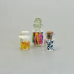 Miniature Glas med Bolchestænger Sort Hvid, lakrids, lakridsstænger, bolchestænger, snolder, fredagsslik, slikbutik, guf, lakridsbolsjer, slik, slikstokke, slikstænger, slikbutik, bland selv, bolcher, minature, butik, 1:12, nisser, nisseting, nissedør, nissetilbehør, dukkehus, dukkehusting,