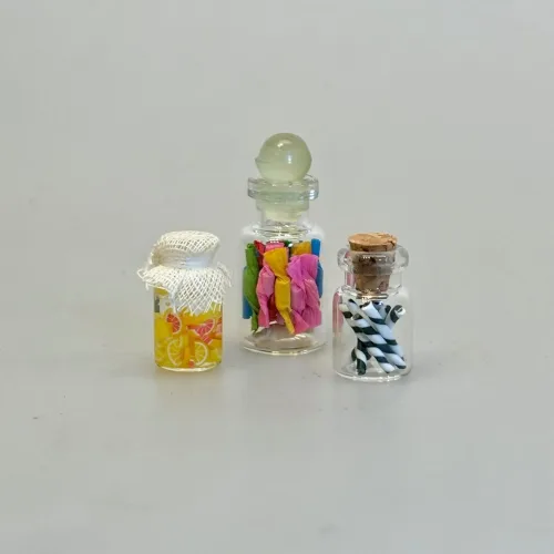 Miniature Glas med Bolchestænger Sort Hvid, lakrids, lakridsstænger, bolchestænger, snolder, fredagsslik, slikbutik, guf, lakridsbolsjer, slik, slikstokke, slikstænger, slikbutik, bland selv, bolcher, minature, butik, 1:12, nisser, nisseting, nissedør, nissetilbehør, dukkehus, dukkehusting,