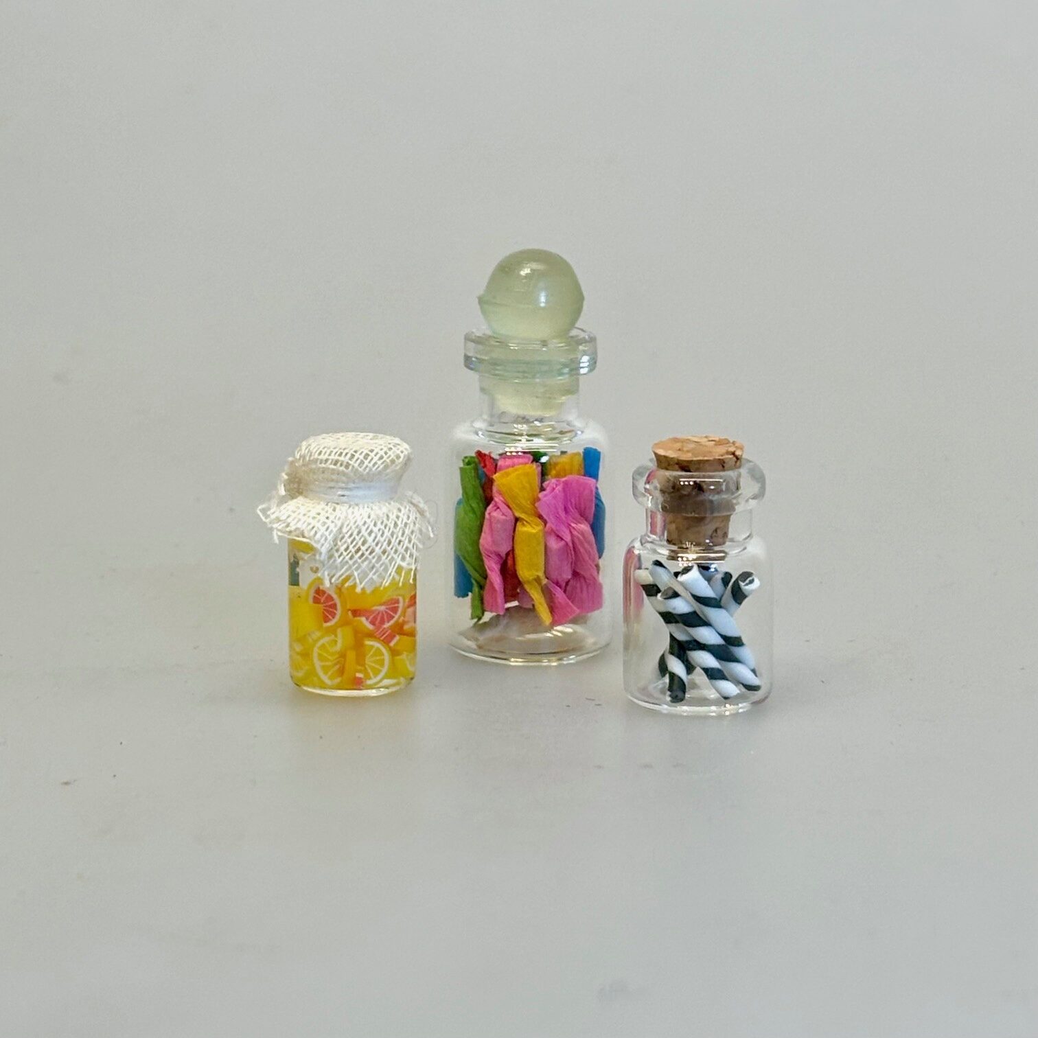 Miniature Glas med Bolchestænger Sort Hvid, lakrids, lakridsstænger, bolchestænger, snolder, fredagsslik, slikbutik, guf, lakridsbolsjer, slik, slikstokke, slikstænger, slikbutik, bland selv, bolcher, minature, butik, 1:12, nisser, nisseting, nissedør, nissetilbehør, dukkehus, dukkehusting,