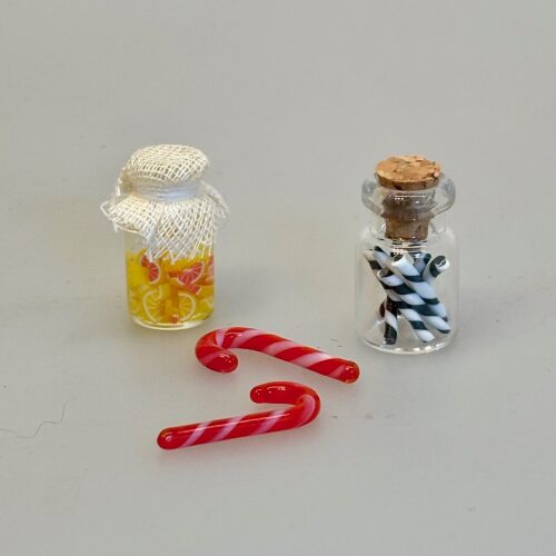 Miniature Glas med Bolchestænger Sort Hvid, lakrids, lakridsstænger, bolchestænger, snolder, fredagsslik, slikbutik, guf, lakridsbolsjer, slik, slikstokke, slikstænger, slikbutik, bland selv, bolcher, minature, butik, 1:12, nisser, nisseting, nissedør, nissetilbehør, dukkehus, dukkehusting, bolchestokke,
