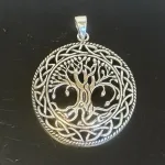 Vedhæng i Sølv - Livets Træ Yggdrasil med Fletkrans, kd, 16821, buet, 35 mm, vikingesmykker, livstræ, livets, træ, evighed, stort, flot, smukt, specilet, museums, smykker, ægte, original, biti, ribe, sterling, sølv, kopi, fund, ask, yggdrasil