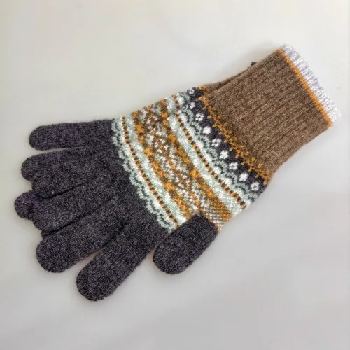 Eribé Strikkede Fingervanter Koks Brun Gylden, hazel, grace, strikvanter, strikkede, strikhandsker, tynde, varme, ren, uld, uldne, mønster, mønsterstrikkede, skotske, skotland, eribe, smukke, særlige, kvalitet, flotte, lækre, uldhandsker, alloa, gloves, winter, vinterhandsker, praktiske, elegante, gave, gaveide, accessoires, tilbehør, handsker, vanter, brune, sorte, grå, dæmpede, diskrete, klassiske, biti, ribe