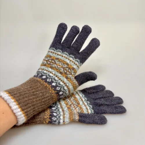 Eribé Strikkede Fingervanter Koks Brun Gylden, hazel, grace, strikvanter, strikkede, strikhandsker, tynde, varme, ren, uld, uldne, mønster, mønsterstrikkede, skotske, skotland, eribe, smukke, særlige, kvalitet, flotte, lækre, uldhandsker, alloa, gloves, winter, vinterhandsker, praktiske, elegante, gave, gaveide, accessoires, tilbehør, handsker, vanter, brune, sorte, grå, dæmpede, diskrete, klassiske, biti, ribe