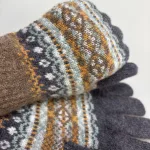 Eribé Strikkede Fingervanter Koks Brun Gylden, hazel, grace, strikvanter, strikkede, strikhandsker, tynde, varme, ren, uld, uldne, mønster, mønsterstrikkede, skotske, skotland, eribe, smukke, særlige, kvalitet, flotte, lækre, uldhandsker, alloa, gloves, winter, vinterhandsker, praktiske, elegante, gave, gaveide, accessoires, tilbehør, handsker, vanter, brune, sorte, grå, dæmpede, diskrete, klassiske, biti, ribe
