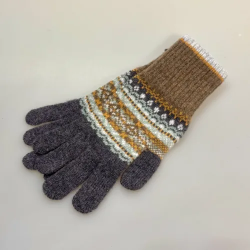 Eribé Strikkede Fingervanter Koks Brun Gylden, hazel, grace, strikvanter, strikkede, strikhandsker, tynde, varme, ren, uld, uldne, mønster, mønsterstrikkede, skotske, skotland, eribe, smukke, særlige, kvalitet, flotte, lækre, uldhandsker, alloa, gloves, winter, vinterhandsker, praktiske, elegante, gave, gaveide, accessoires, tilbehør, handsker, vanter, brune, sorte, grå, dæmpede, diskrete, klassiske, biti, ribe