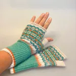 Eribé Strikkede Vanter Uden Fingre Natur Grøn Fersken, åbne, muffedisser, fingerløse, pulsvaremre, lette, lune, praktiske, cykel, kontor, mønsterstrik, skotsk, skotland, hønsestrik, vanter, uld, lambswool, luffer, biti, ribe, særlige, accessoires, tilbehør, efterår, vinter, uldhandsker, uldvanter,