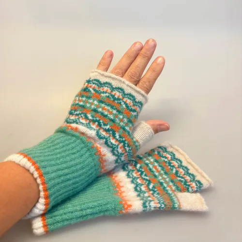 Eribé Strikkede Vanter Uden Fingre Natur Grøn Fersken, åbne, muffedisser, fingerløse, pulsvaremre, lette, lune, praktiske, cykel, kontor, mønsterstrik, skotsk, skotland, hønsestrik, vanter, uld, lambswool, luffer, biti, ribe, særlige, accessoires, tilbehør, efterår, vinter, uldhandsker, uldvanter,