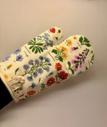 Grillhandske Bomuld med Vilde Blomster, flora, vild med vilje, engblomster, grøftekant, haven, blomsterflor, madlavning, bagning, bagedyst, gaveide, flot, sommerlig, sommerhus, kolonihave, stil, nordisk, køkken, tekstiler, feminin, yndig, valmue, forglemmigej, morgenfrue, landlig, bio, diversitet, biolog, biologi, lækker, fin, biti, ribe, rex, london,