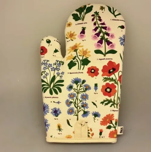 Grillhandske Bomuld med Vilde Blomster, flora, vild med vilje, engblomster, grøftekant, haven, blomsterflor, madlavning, bagning, bagedyst, gaveide, flot, sommerlig, sommerhus, kolonihave, stil, nordisk, køkken, tekstiler, feminin, yndig, valmue, forglemmigej, morgenfrue, landlig, bio, diversitet, biolog, biologi, lækker, fin, biti, ribe, rex, london,