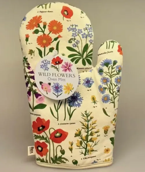 Grillhandske Bomuld med Vilde Blomster, flora, vild med vilje, engblomster, grøftekant, haven, blomsterflor, madlavning, bagning, bagedyst, gaveide, flot, sommerlig, sommerhus, kolonihave, stil, nordisk, køkken, tekstiler, feminin, yndig, valmue, forglemmigej, morgenfrue, landlig, bio, diversitet, biolog, biologi, lækker, fin, biti, ribe, rex, london,
