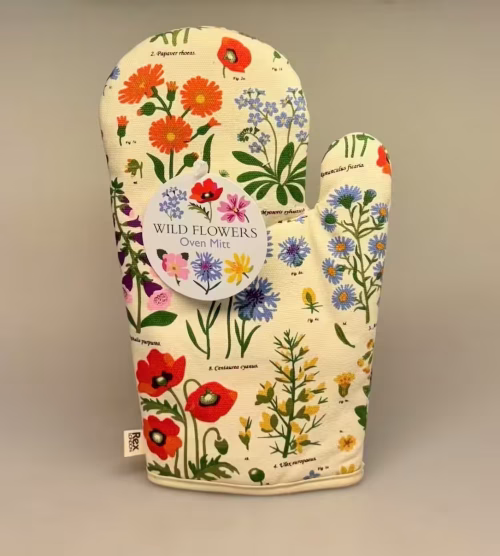 Grillhandske Bomuld med Vilde Blomster, flora, vild med vilje, engblomster, grøftekant, haven, blomsterflor, madlavning, bagning, bagedyst, gaveide, flot, sommerlig, sommerhus, kolonihave, stil, nordisk, køkken, tekstiler, feminin, yndig, valmue, forglemmigej, morgenfrue, landlig, bio, diversitet, biolog, biologi, lækker, fin, biti, ribe, rex, london,