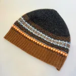 Hue Uld - Eribé Beanie Koks Gylden, winter, brund, varme, farver, koksgrå, sort, antrazit, mørkegrå, brun, smart, tidsløs, klassisk, flot, lækker, kvalitet, uld, ren, ulden, tynd, blød, let,strikket, fintstrikket, skotsk, engelsk, design, country, side, biti, ribe, eribe, sort sol, vadehavet, marsken, gave, gaveide, julegave, efterår, vinter,