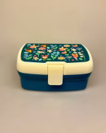 Madkasse med Indsats og Klemme - Blomster og Feer, alfer, eventyr, fantasi, madkasse, frokost, frokostpause, skole, børnehave, job, arbejde, børn, voksne, glad, fin, sød, glad, medbragt, mad, middag, pause, snacks, lunch, picnic, skovtur, gave, gaveide, nyt, skolestart, rex london, natur, blomster, biti, ribe, særlig, bio