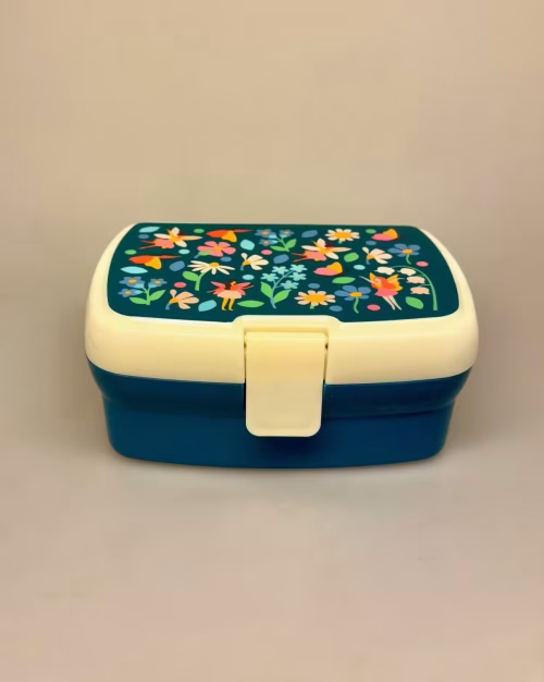 Madkasse med Indsats og Klemme - Blomster og Feer, alfer, eventyr, fantasi, madkasse, frokost, frokostpause, skole, børnehave, job, arbejde, børn, voksne, glad, fin, sød, glad, medbragt, mad, middag, pause, snacks, lunch, picnic, skovtur, gave, gaveide, nyt, skolestart, rex london, natur, blomster, biti, ribe, særlig, bio