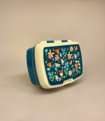 Madkasse med Indsats og Klemme - Blomster og Feer, alfer, eventyr, fantasi, madkasse, frokost, frokostpause, skole, børnehave, job, arbejde, børn, voksne, glad, fin, sød, glad, medbragt, mad, middag, pause, snacks, lunch, picnic, skovtur, gave, gaveide, nyt, skolestart, rex london, natur, blomster, biti, ribe, særlig, bio