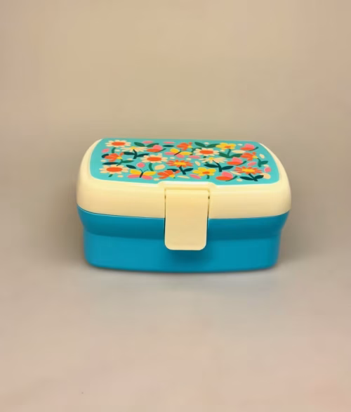 Madkasse med Indsats og Klemme - Blomster og Sommerfugle, madkasse, frokost, frokostpause, skole, børnehave, job, arbejde, børn, voksne, glad, fin, sød, glad, medbragt, mad, middag, pause, snacks, lunch, picnic, skovtur, gave, gaveide, nyt, skolestart, rex london, natur, blomster, biti, ribe, særlig, bio