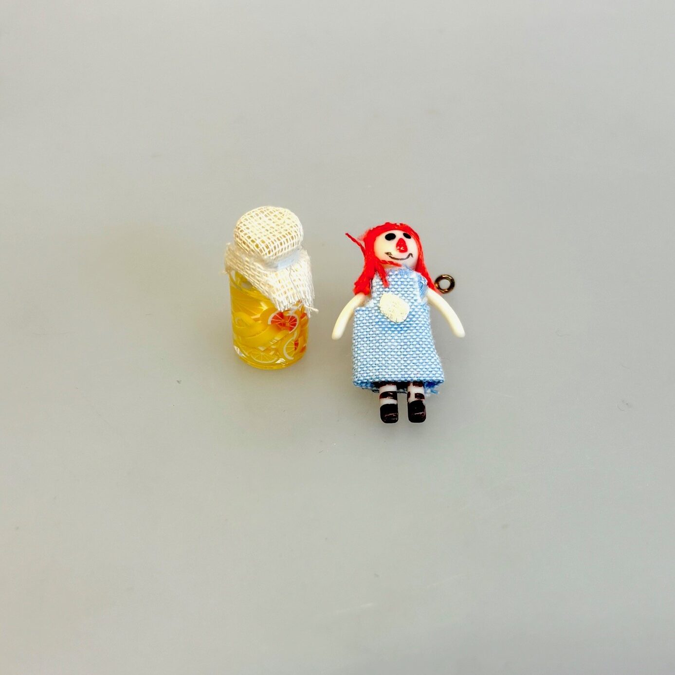 Miniature Glas med Citron Drops , Miniature Dukke Lise, dukkelise, kludedukke, slaskedukke, dukkehusdukke, legetøj, lise, 8610, 1:12, mini, miniature, nisser, nissedør, julemandens, værksted, sjov, sangskjuler, symbolsk, gave