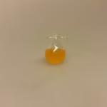 Miniature Glaskande med Juice, 3208, juice, appelsinjuice, friskpresset, juicekande, mundblæst, mini, kande, drikke, dukkehus, mad, sættekasse, sætterkasse, ting, til, tilbehør, 1:12, nissedør, nissebo, nissetilbehør, nisseting, nissehus, symbolsk, gave, pension, efterløn, sjov, rejse, gavekort, ferie, otium, orlov, sommer, terasse, biti, ribe, birgitte frigast,