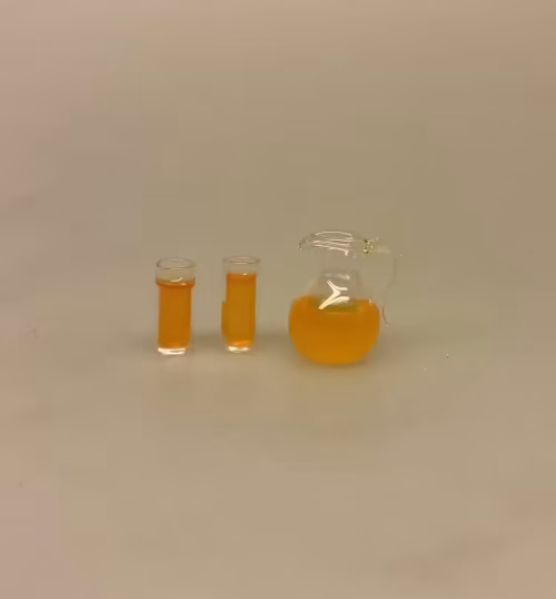 Miniature Glas med Juice, Miniature Glaskande med Juice, 3208, juice, appelsinjuice, friskpresset, juicekande, mundblæst, mini, kande, drikke, dukkehus, mad, sættekasse, sætterkasse, ting, til, tilbehør, 1:12, nissedør, nissebo, nissetilbehør, nisseting, nissehus, symbolsk, gave, pension, efterløn, sjov, rejse, gavekort, ferie, otium, orlov, sommer, terasse, biti, ribe, birgitte frigast,