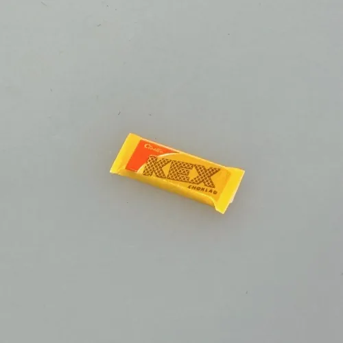 Miniature KEX i Pakke, 7452, kiks, mellemmåltid, snack, slik, 1:12, miniature, sjov, dukkehus, ting, tilbehør, nisse, nissedør, nissemad, nissetilbehør, sættekasse, sætterkasse, sangskjuler, personlig, symbolsk, dukkehusting, dukkehustilbehør, mini, flot, fint, biti, ribe,