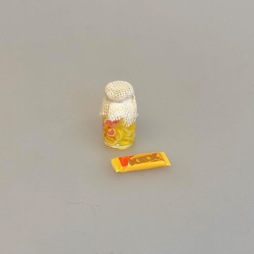 Miniature KEX i Pakke, 7452, kiks, Miniature Glas med Citron Drops ,mellemmåltid, snack, slik, 1:12, miniature, sjov, dukkehus, ting, tilbehør, nisse, nissedør, nissemad, nissetilbehør, sættekasse, sætterkasse, sangskjuler, personlig, symbolsk, dukkehusting, dukkehustilbehør, mini, flot, fint, biti, ribe,