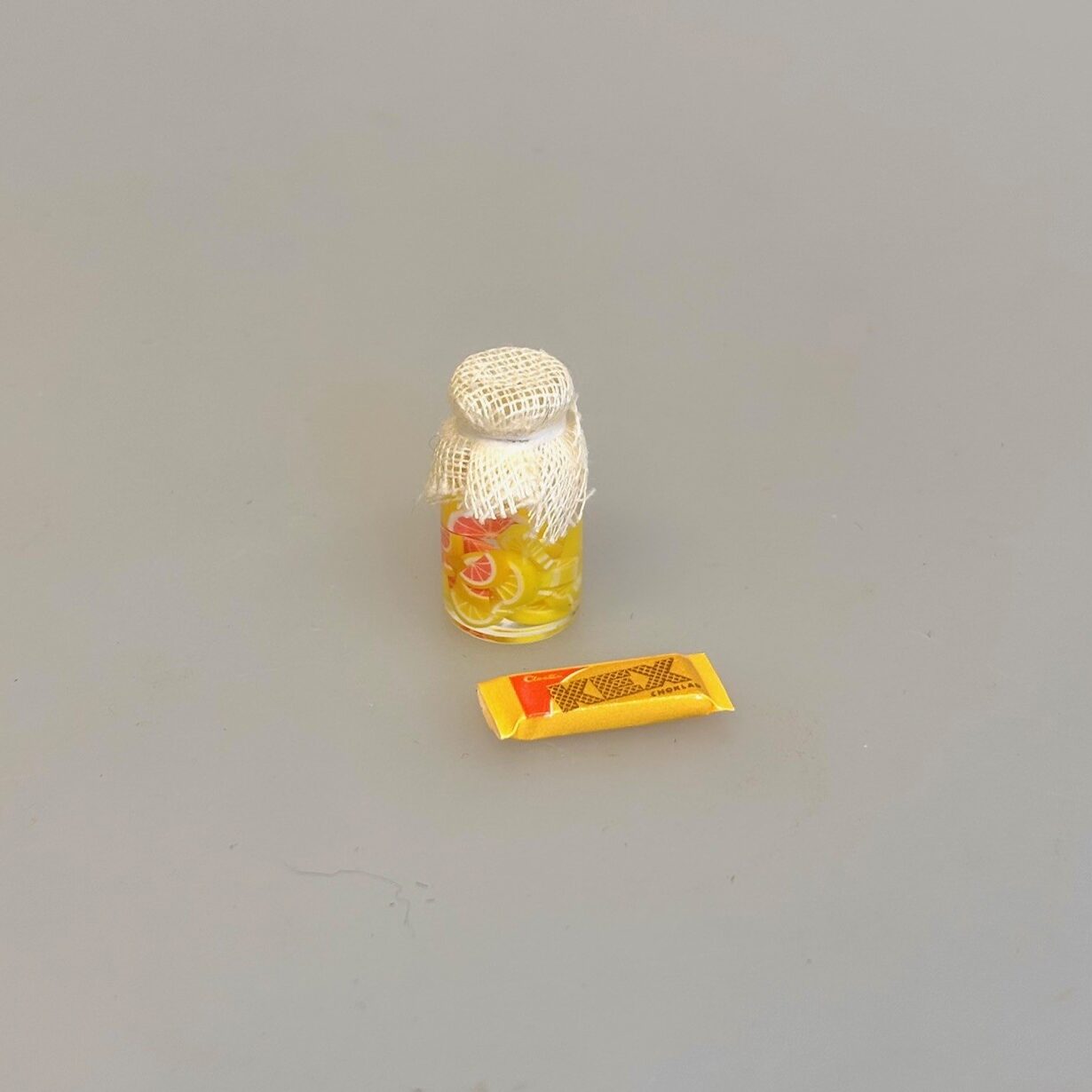Miniature KEX i Pakke, 7452, kiks, Miniature Glas med Citron Drops ,mellemmåltid, snack, slik, 1:12, miniature, sjov, dukkehus, ting, tilbehør, nisse, nissedør, nissemad, nissetilbehør, sættekasse, sætterkasse, sangskjuler, personlig, symbolsk, dukkehusting, dukkehustilbehør, mini, flot, fint, biti, ribe,