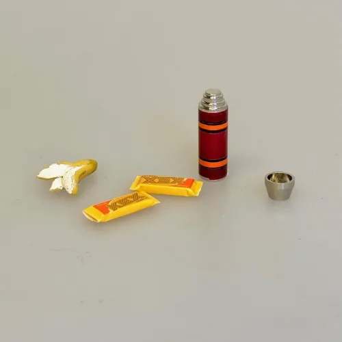 Miniature KEX i Pakke, 7452, kiks, mellemmåltid, snack, slik, 1:12, miniature, sjov, dukkehus, ting, tilbehør, nisse, nissedør, nissemad, nissetilbehør, sættekasse, sætterkasse, sangskjuler, personlig, symbolsk, dukkehusting, dukkehustilbehør, mini, flot, fint, biti, ribe, banan, termokande