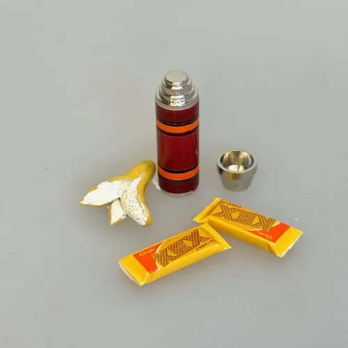 Miniature KEX i Pakke, 7452, kiks, banan, termokande, mellemmåltid, snack, slik, 1:12, miniature, sjov, dukkehus, ting, tilbehør, nisse, nissedør, nissemad, nissetilbehør, sættekasse, sætterkasse, sangskjuler, personlig, symbolsk, dukkehusting, dukkehustilbehør, mini, flot, fint, biti, ribe,