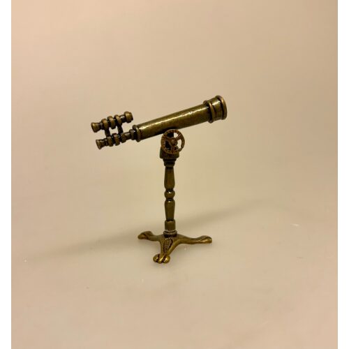 Miniature Kikkert på Fod, stjernekiggeri, date, night, udsigt, seværdigheder, rejse, teleskop, teleskopkikkert, linse, kamera, feltarbejde, ekskursion, naturen, sommerfugle, fugle, insekter, herbarium, ornitolog, minikikkert, miniature, jagt, jæger, udstyr, 1:12, symbolsk, gave, nisser, nissetilbehør, ting, til, tilbehør, nissedør, nissetilbehør, dukkehus, dukkehustilbehør, dukkehusting, vinter, jul, biti, ribe, sekstant, 1:12, symbolsk