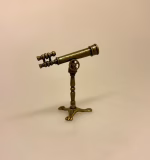 Miniature Kikkert på Fod, stjernekiggeri, date, night, udsigt, seværdigheder, rejse, teleskop, teleskopkikkert, linse, kamera, feltarbejde, ekskursion, naturen, sommerfugle, fugle, insekter, herbarium, ornitolog, minikikkert, miniature, jagt, jæger, udstyr, 1:12, symbolsk, gave, nisser, nissetilbehør, ting, til, tilbehør, nissedør, nissetilbehør, dukkehus, dukkehustilbehør, dukkehusting, vinter, jul, biti, ribe, sekstant, 1:12, symbolsk