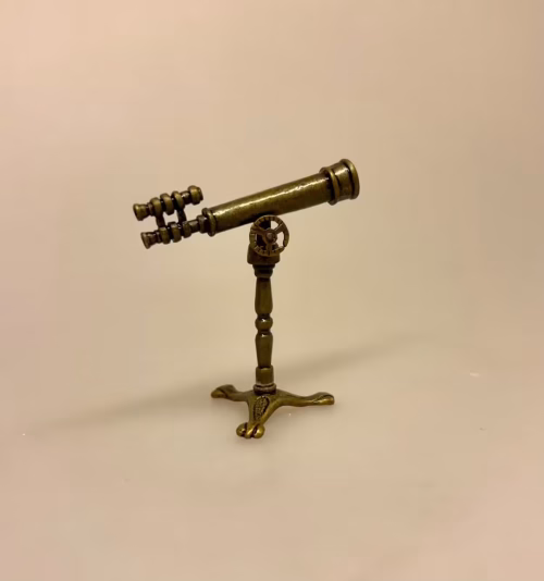Miniature Kikkert på Fod, stjernekiggeri, date, night, udsigt, seværdigheder, rejse, teleskop, teleskopkikkert, linse, kamera, feltarbejde, ekskursion, naturen, sommerfugle, fugle, insekter, herbarium, ornitolog, minikikkert, miniature, jagt, jæger, udstyr, 1:12, symbolsk, gave, nisser, nissetilbehør, ting, til, tilbehør, nissedør, nissetilbehør, dukkehus, dukkehustilbehør, dukkehusting, vinter, jul, biti, ribe, sekstant, 1:12, symbolsk
