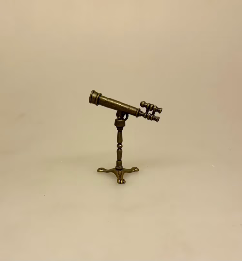 Miniature Kikkert på Fod, stjernekiggeri, date, night, udsigt, seværdigheder, rejse, teleskop, teleskopkikkert, linse, kamera, feltarbejde, ekskursion, naturen, sommerfugle, fugle, insekter, herbarium, ornitolog, minikikkert, miniature, jagt, jæger, udstyr, 1:12, symbolsk, gave, nisser, nissetilbehør, ting, til, tilbehør, nissedør, nissetilbehør, dukkehus, dukkehustilbehør, dukkehusting, vinter, jul, biti, ribe, sekstant, 1:12, symbolsk