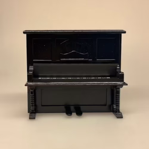 Miniature Klaver Opret Sort, 23108, piano, pianomand, flygel, hjem, musik, musiker, spille, miniature, dukkehus, ting, tilbehør, sjov, fint, elegant, symbolsk, gave, konservatoriet, koncert, billetter, 1:12, lille, fint, instrumenter, mini, biti, ribe, julehjem, nisser, nissedør, nisseting, nissetilbehør, nissehus,