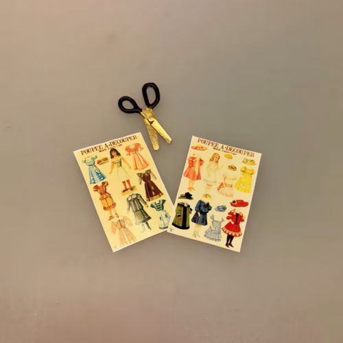 Miniature Påklædningsdukker og Saks, gammeldags, legesager, klip, klistre, påklædningsdukker, mini, 1:12, dukkehus, ting, tilbehør, nisser, nissedør, jul, sjov, børn, dukkebørn, saks, sættekasse, nissedør, nisseting, nissetilbehør, biti, ribe,