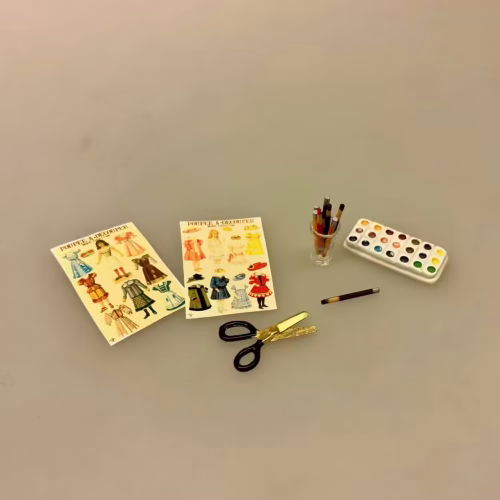 Miniature Påklædningsdukker og Saks, gammeldags, legesager, klip, klistre, påklædningsdukker, mini, 1:12, dukkehus, ting, tilbehør, nisser, nissedør, jul, sjov, børn, dukkebørn, saks, sættekasse, nissedør, nisseting, nissetilbehør, biti, ribe,