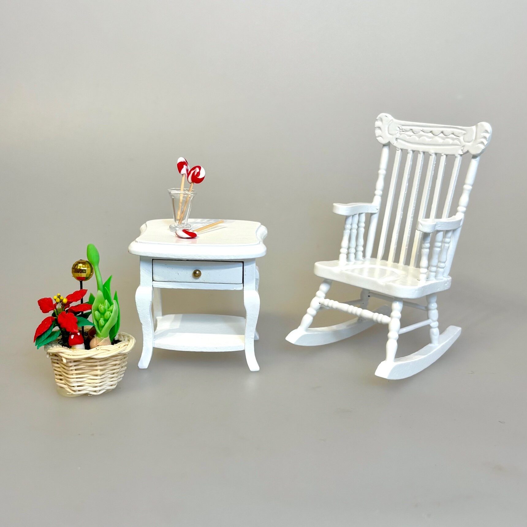 Miniature Runde Slikkepinde 3 stk i Glas, Miniature Runde Slikkepinde sæt a 3, pebermynte, slik, godter, slikpind, miniature, 1:12, polkagrise, snolder, sød tand, dukkehus, dukkehusting, dukkehustilbehør, nisser, nisseting, nissedør, nissetilbehør, slikbutik,