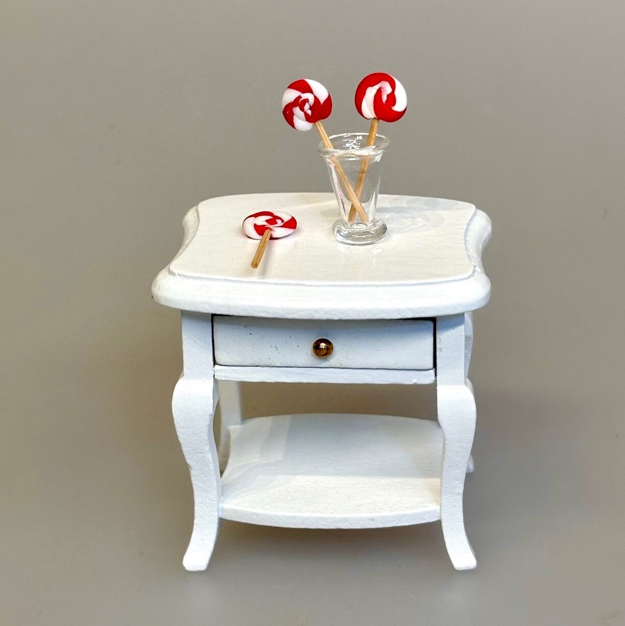 Miniature Runde Slikkepinde 3 stk i Glas, Miniature Runde Slikkepinde sæt a 3, pebermynte, slik, godter, slikpind, miniature, 1:12, polkagrise, snolder, sød tand, dukkehus, dukkehusting, dukkehustilbehør, nisser, nisseting, nissedør, nissetilbehør, slikbutik,