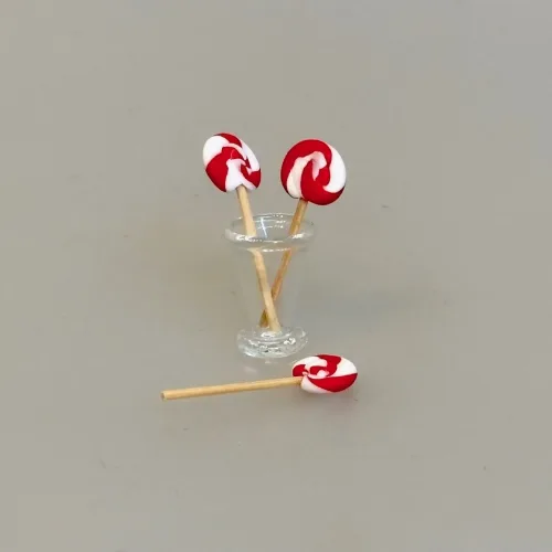 Miniature Runde Slikkepinde 3 stk i Glas, Miniature Runde Slikkepinde sæt a 3, pebermynte, slik, godter, slikpind, miniature, 1:12, polkagrise, snolder, sød tand, dukkehus, dukkehusting, dukkehustilbehør, nisser, nisseting, nissedør, nissetilbehør, slikbutik,