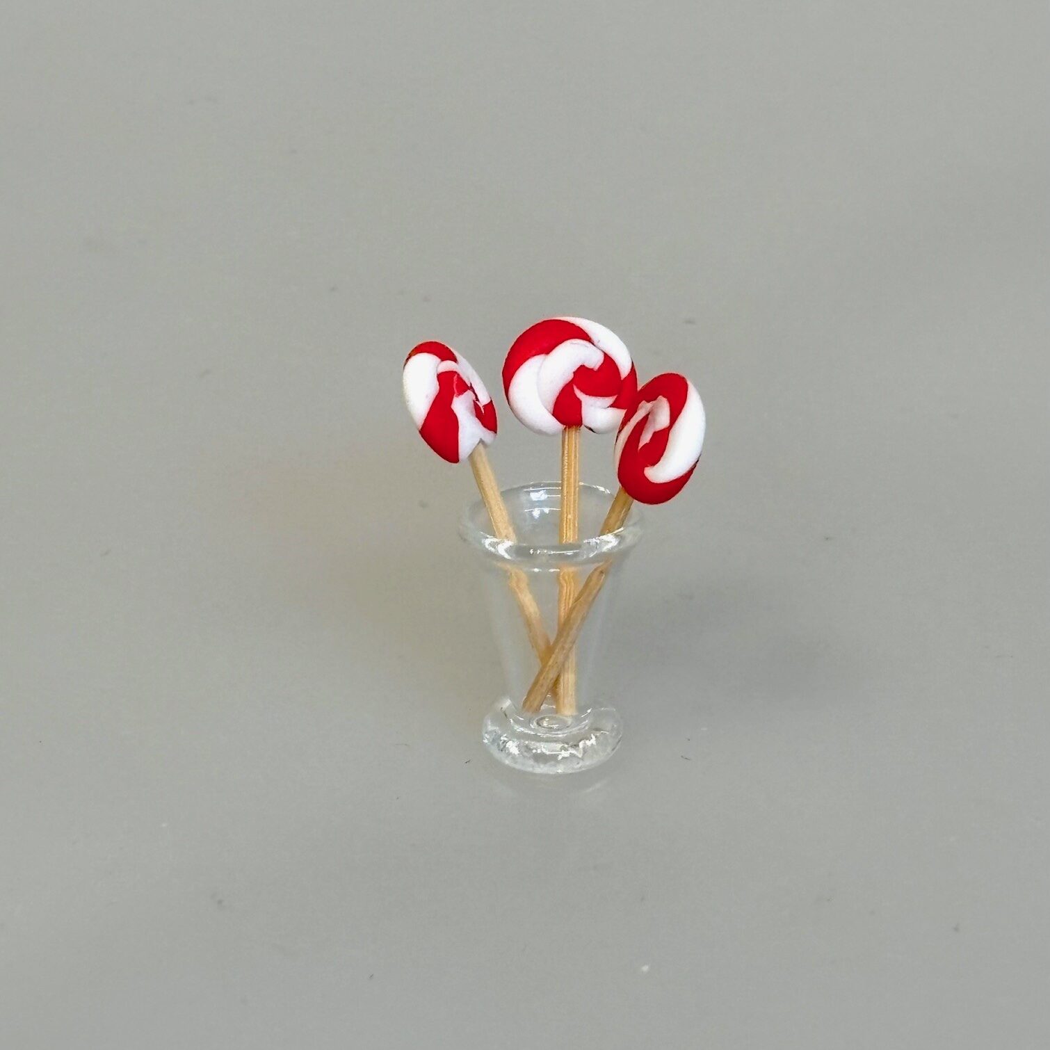 Miniature Runde Slikkepinde 3 stk i Glas, Miniature Runde Slikkepinde sæt a 3, pebermynte, slik, godter, slikpind, miniature, 1:12, polkagrise, snolder, sød tand, dukkehus, dukkehusting, dukkehustilbehør, nisser, nisseting, nissedør, nissetilbehør, slikbutik,