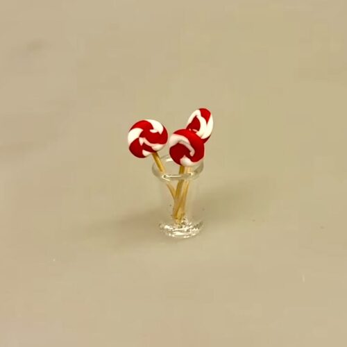 Miniature Runde Slikkepinde 3 stk i Glas, Miniature Runde Slikkepinde sæt a 3, pebermynte, slik, godter, slikpind, miniature, 1:12, polkagrise, snolder, sød tand, dukkehus, dukkehusting, dukkehustilbehør, nisser, nisseting, nissedør, nissetilbehør, slikbutik,