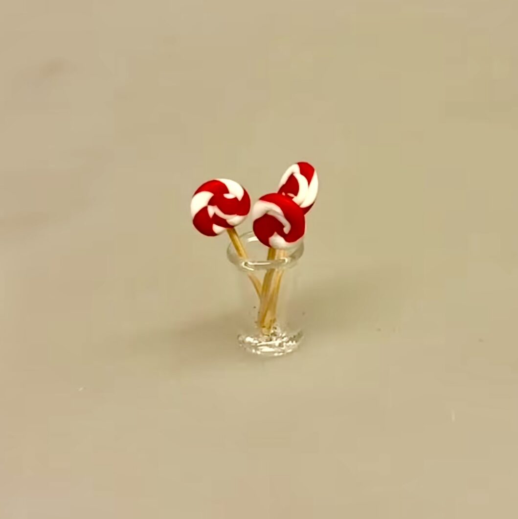 Miniature Runde Slikkepinde 3 stk i Glas, Miniature Runde Slikkepinde sæt a 3, pebermynte, slik, godter, slikpind, miniature, 1:12, polkagrise, snolder, sød tand, dukkehus, dukkehusting, dukkehustilbehør, nisser, nisseting, nissedør, nissetilbehør, slikbutik,