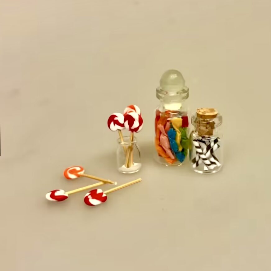 Miniature Runde Slikkepinde 3 stk i Glas, Miniature Runde Slikkepinde sæt a 3, pebermynte, slik, godter, slikpind, miniature, 1:12, polkagrise, snolder, sød tand, dukkehus, dukkehusting, dukkehustilbehør, nisser, nisseting, nissedør, nissetilbehør, slikbutik,