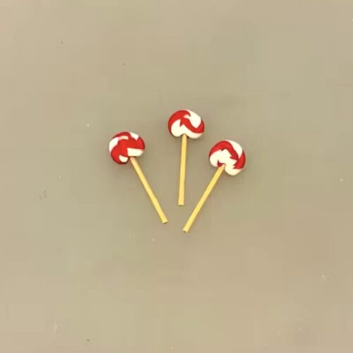Miniature Runde Slikkepinde 3 stk i Glas, Miniature Runde Slikkepinde sæt a 3, pebermynte, slik, godter, slikpind, miniature, 1:12, polkagrise, snolder, sød tand, dukkehus, dukkehusting, dukkehustilbehør, nisser, nisseting, nissedør, nissetilbehør, slikbutik,