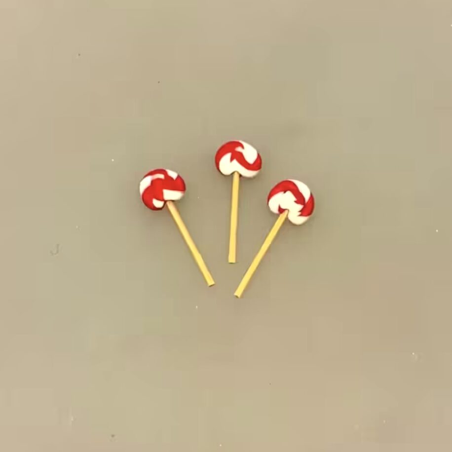 Miniature Runde Slikkepinde 3 stk i Glas, Miniature Runde Slikkepinde sæt a 3, pebermynte, slik, godter, slikpind, miniature, 1:12, polkagrise, snolder, sød tand, dukkehus, dukkehusting, dukkehustilbehør, nisser, nisseting, nissedør, nissetilbehør, slikbutik,