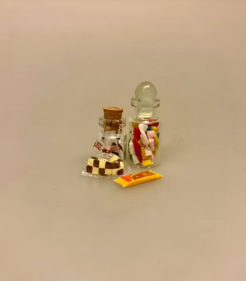 7831, Miniature Slikpose med Fudge, karamel, karameller, flødekaramel, slik, slikpose, bland selv slik, fredagsslik, sød tand, snolder, slikbutik, slikmutter, miniature, juleslik, nisser, ting, tilbehør, nisseting, nissedør, julekalender, miniature, dukkehus, dukkehusting, dukkehustilbehør, butik, lege, købmand, mad, sættekasse, sætterkasse, sjov, symbolsk, gave, gaveide, gavekort, oplevelse, bio, biograftur, biografbilletter, biffen, biti, 7452