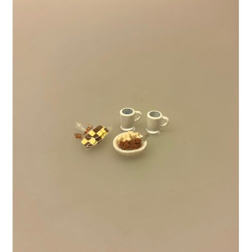 Miniature Krus med Hank Hvidt, Miniature Skål med Skumfiduser, Miniature Slikpose med Fudge, karamel, karameller, flødekaramel, slik, slikpose, bland selv slik, fredagsslik, sød tand, snolder, slikbutik, slikmutter, miniature, juleslik, nisser, ting, tilbehør, nisseting, nissedør, julekalender, miniature, dukkehus, dukkehusting, dukkehustilbehør, butik, lege, købmand, mad, sættekasse, sætterkasse, sjov, symbolsk, gave, gaveide, gavekort, oplevelse, bio, biograftur, biografbilletter, biffen, biti, 7831