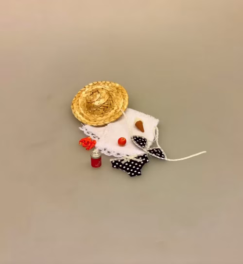 Miniature Strå Hat - Bred Skygge, Miniature Strandsæt, bikinin, miniature, dukkehus, tøj, stranden, sjov, sangskjuler, otium, ferie, charter, stewardesse, gave, gavekort, pension, efterløn, fødselsdag, honeymoon, bryllup, bryllupsrejse, 1:12, stråhat, solhat, cola, læskedrik, softice, æble, krabbe, strandliv,